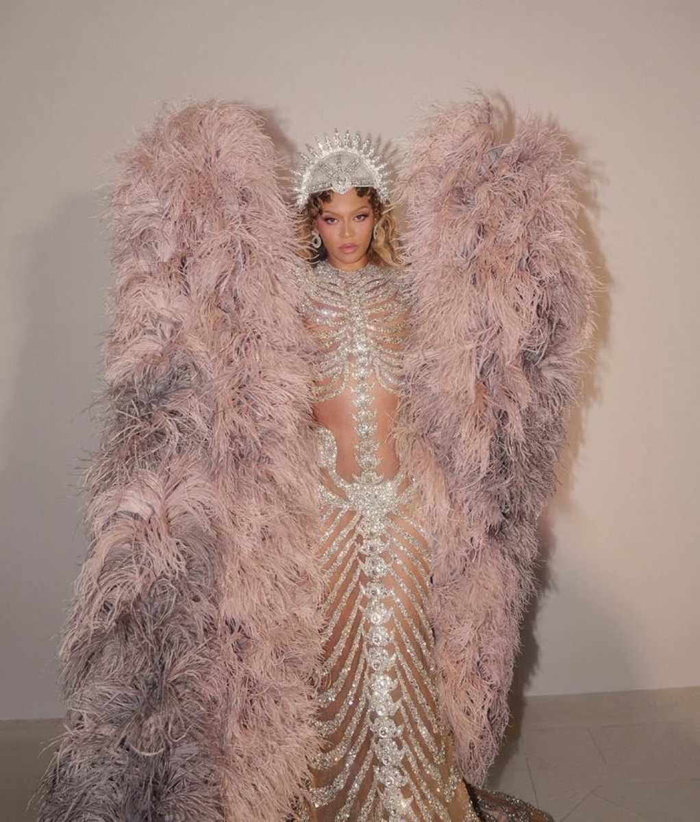 GENTE, QUE MULHER SURREAL! 
#BEYGALA #METGALA