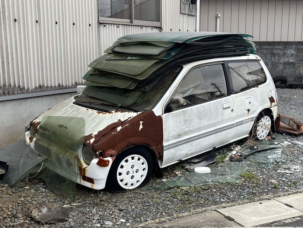 自動車整備工場裏のホンダトゥデイ廃車体