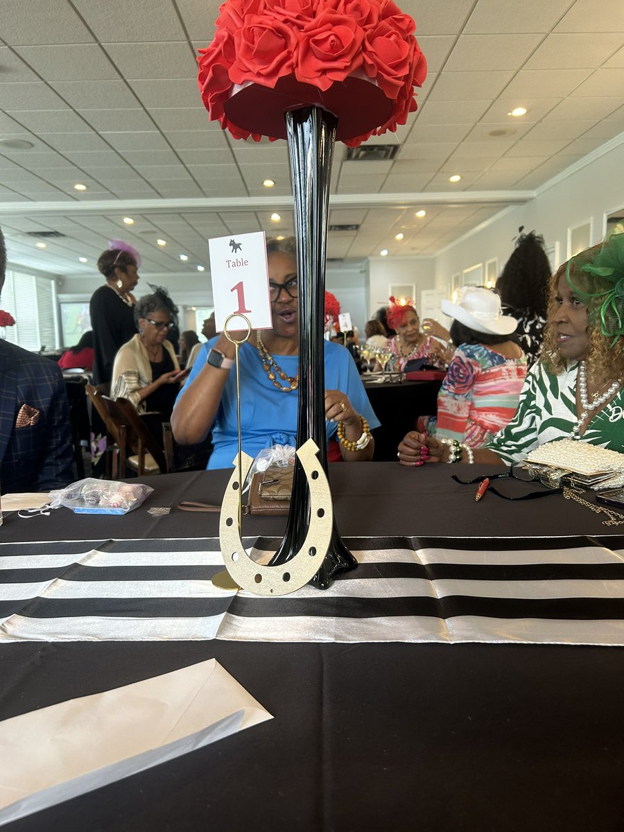 theonlyshakara's tweet image. A little weekend fun! ❤️🌹🐎 🎩 #WeekendVibes #DerbySaturday #LatePost