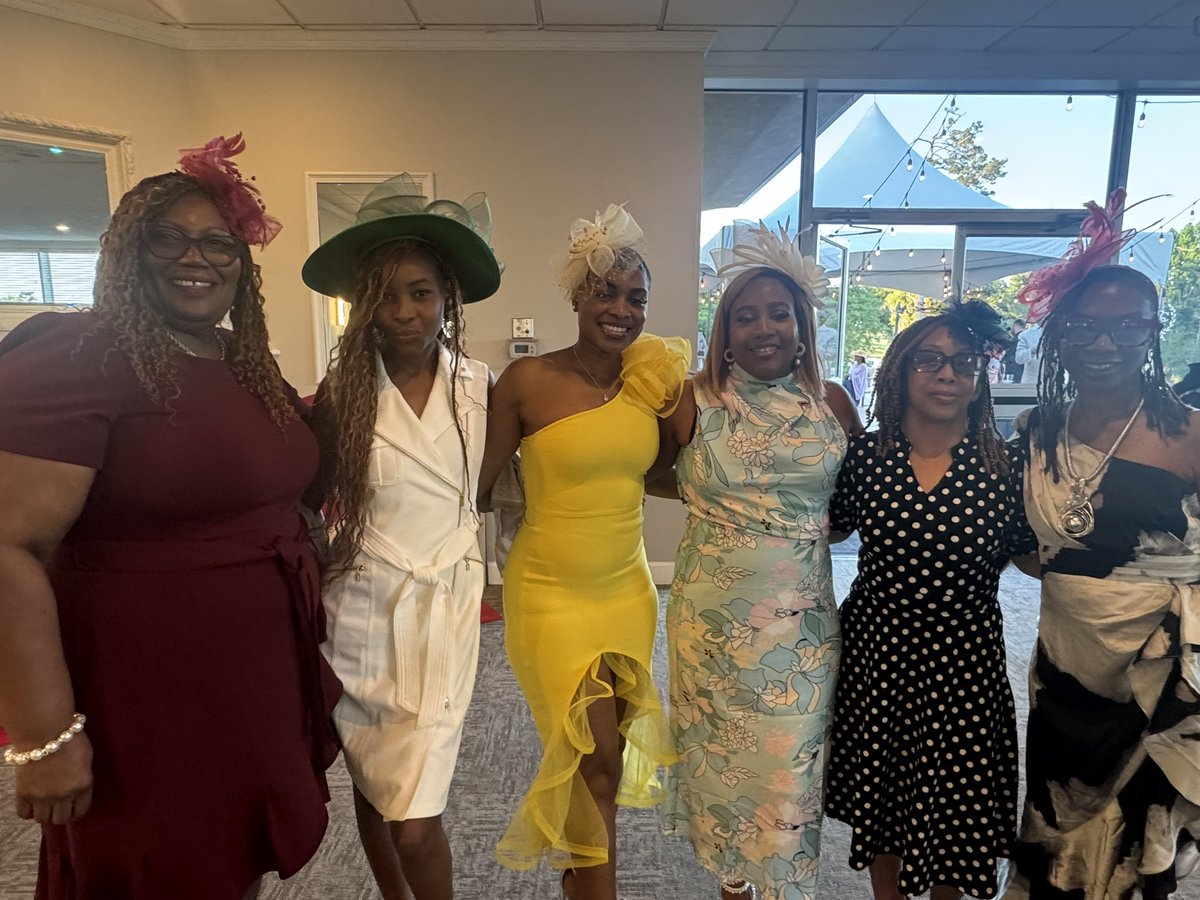 theonlyshakara's tweet image. A little weekend fun! ❤️🌹🐎 🎩 #WeekendVibes #DerbySaturday #LatePost