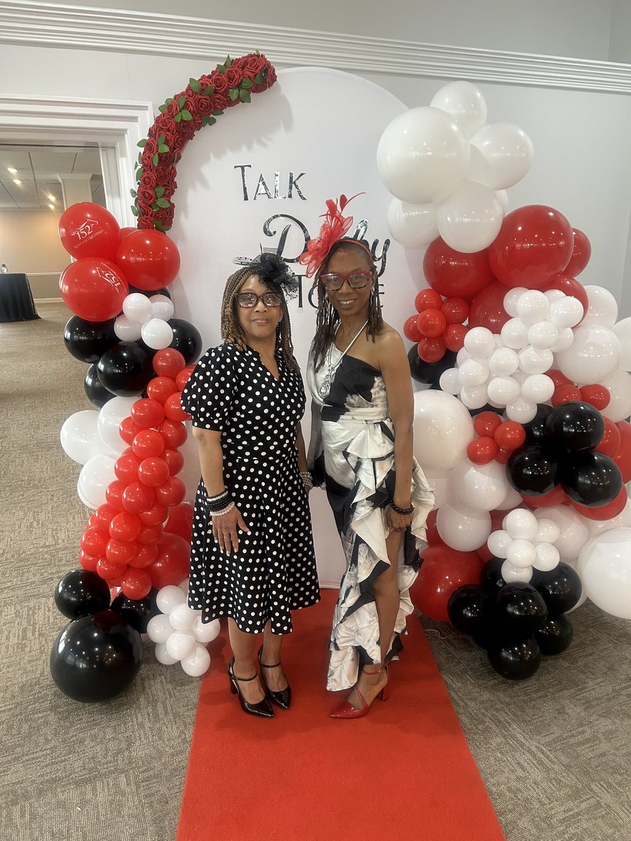 theonlyshakara's tweet image. A little weekend fun! ❤️🌹🐎 🎩 #WeekendVibes #DerbySaturday #LatePost