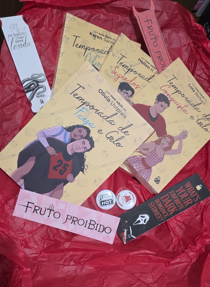 BTW_Maia's tweet photo. Meus livros da @FrutoProibidoEd chegaram!!!! Lindos e ainda vieram dois botons e quatros marca páginas! https://t.co/nxpocy9zsl