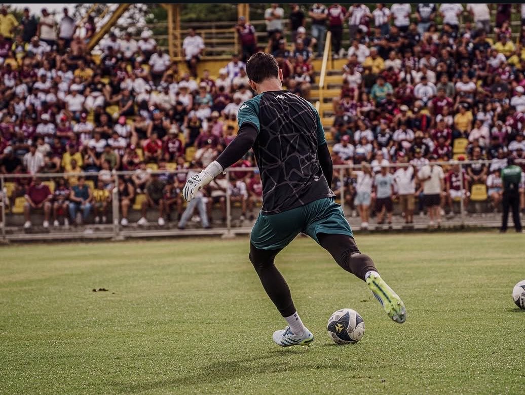 Lo más descarado y risible de todo esto es que la grada a donde los maes celebraron, es donde estaba la afición de Saprissa.😂

No hay que ser un genio para saber q la celebración fue de todo, menos ofensiva para la gente de Liberia.