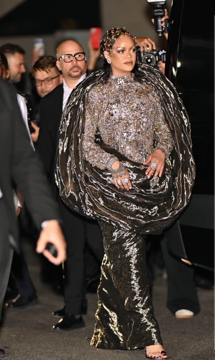 yaDailySHOT's tweet photo. And in comessssss Rihanna. Stunning lil look. 🖤💫🖤 #MetGala https://t.co/wYl62YjPWL