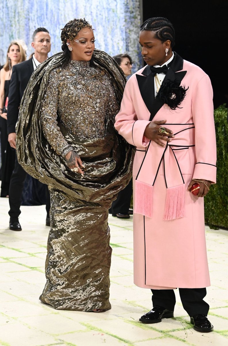 yaDailySHOT's tweet photo. Rihanna and ASAP Rocky… #MetGala 
🖤💫🖤 https://t.co/JVJpei7YMw