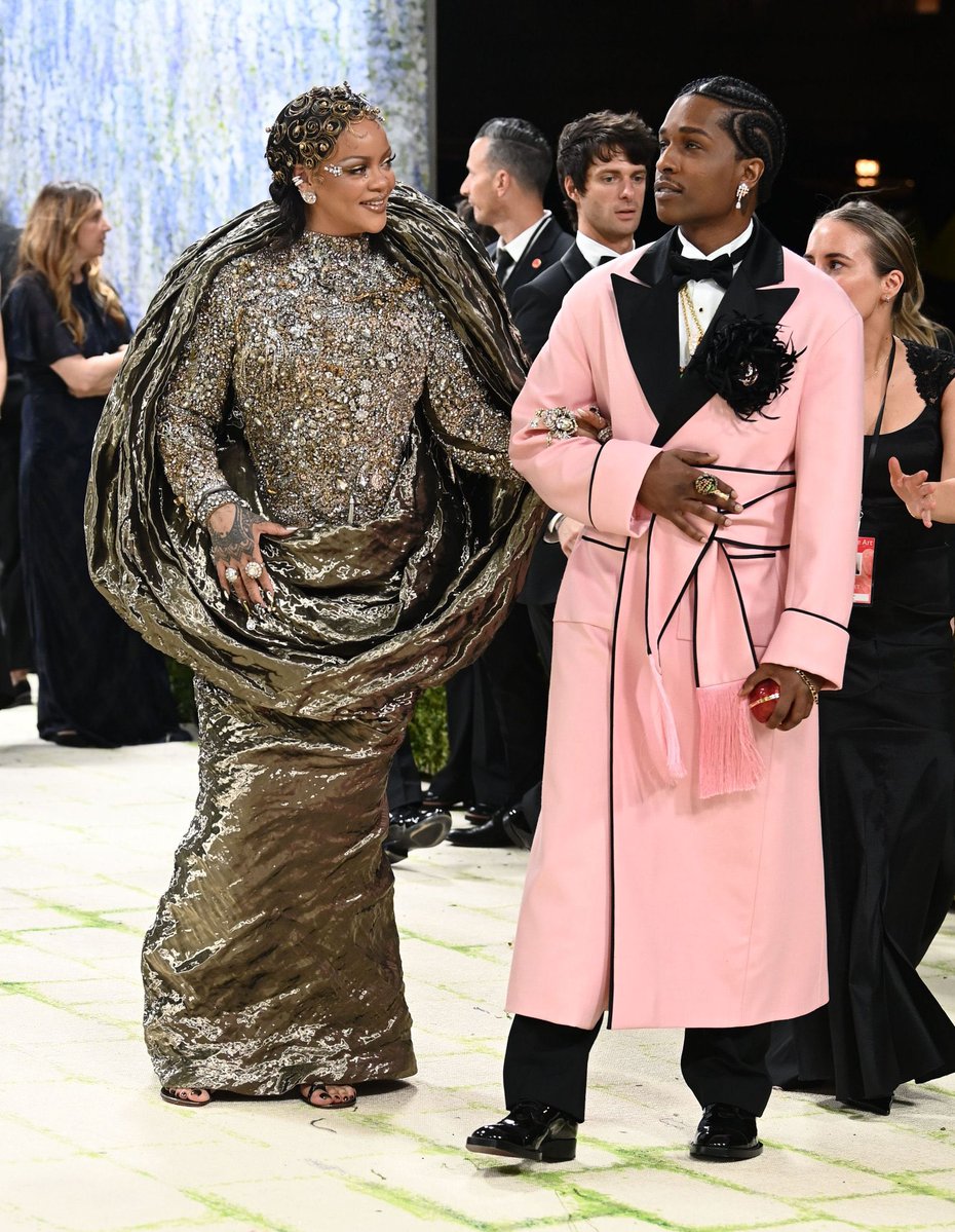 Rihanna e A$AP Rocky comparecem à Met Gala de 2026.

 #MetGala #Metgala2026