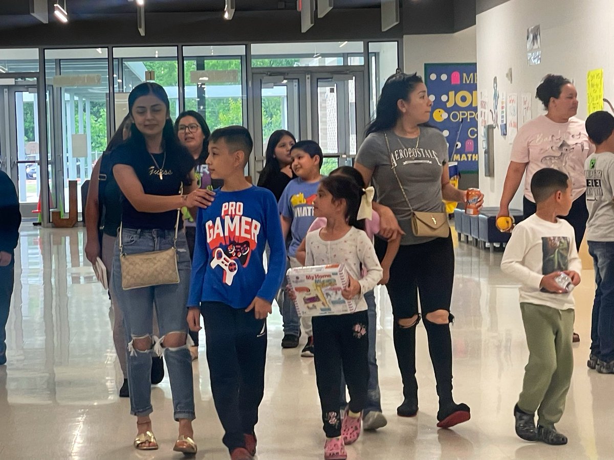maty_orozco's tweet photo. A warm welcome to our @OrangeGroveAISD families at @JohnsonES_AISD where every family matters and every connection counts @AldineISD #aldinestory https://t.co/y6NumWP0oS