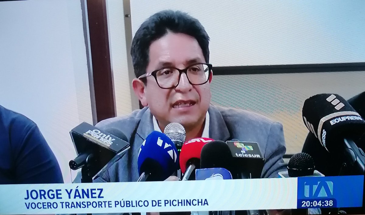 Hace unas semanas un compañero de este señor atropelló a un padre y a su hija por pasarse un semáforo en rojo. Los mató y después huyó. Demasiado tarde para que hoy nos venga a decir que  van a hacer “un racionamiento de frecuencias”. ¿Quién chch se creen? ¿Inés Manzano?