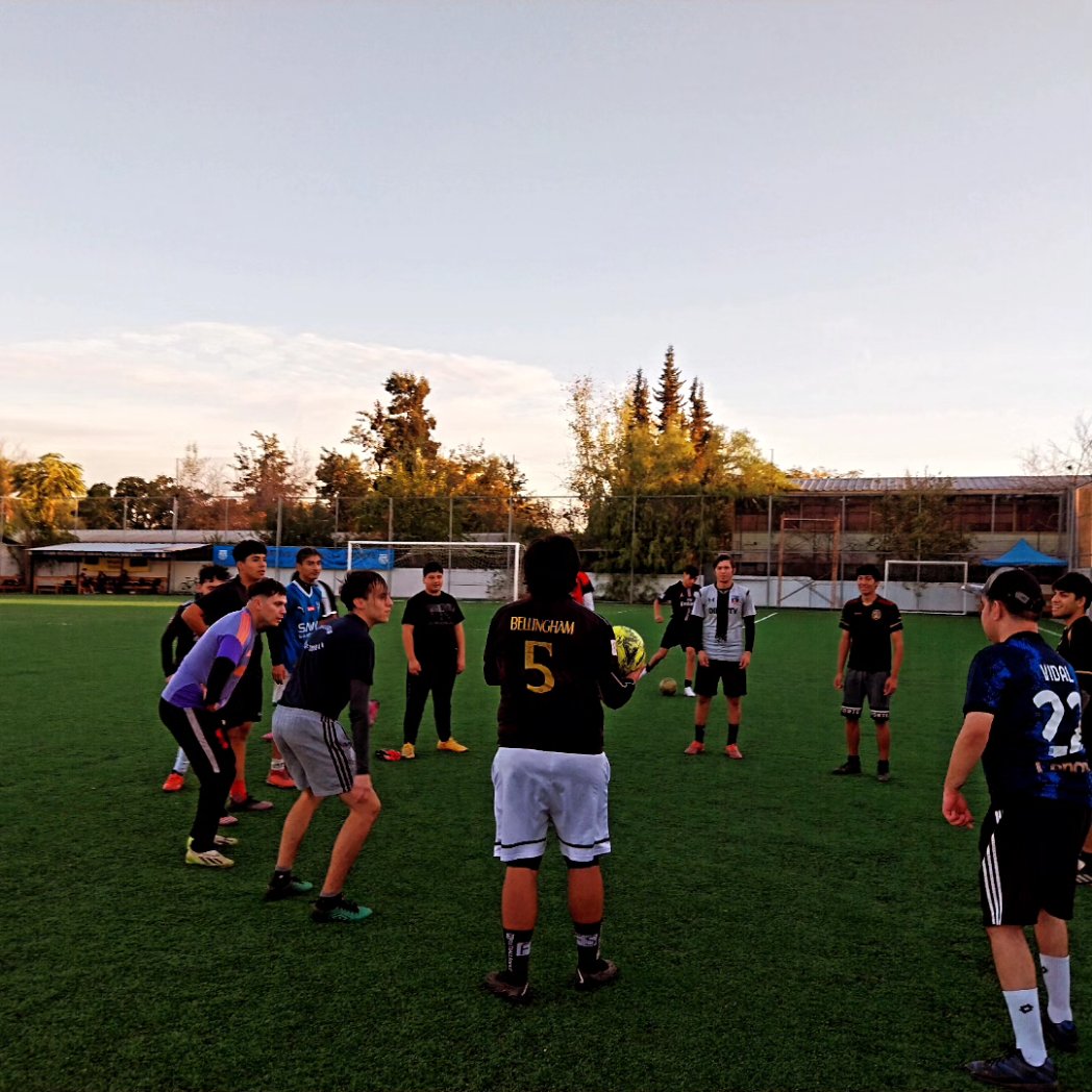 murcirojas_17's tweet photo. Gran comienzo de semnana junto a los niños de la Comuna El Bosque. Éxito a todos 💪⚽️🇨🇱 @munielbosque @manuelzunigaok #felizlunes #vamospormas💪 #fé #cefamcondoresdechile #conviccion @saludelbosque https://t.co/QOMK4TWYnV