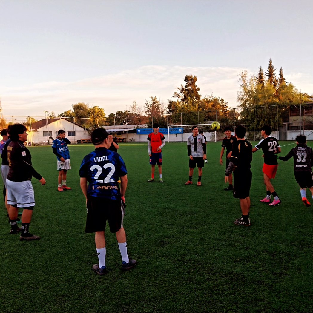 murcirojas_17's tweet photo. Gran comienzo de semnana junto a los niños de la Comuna El Bosque. Éxito a todos 💪⚽️🇨🇱 @munielbosque @manuelzunigaok #felizlunes #vamospormas💪 #fé #cefamcondoresdechile #conviccion @saludelbosque https://t.co/QOMK4TWYnV