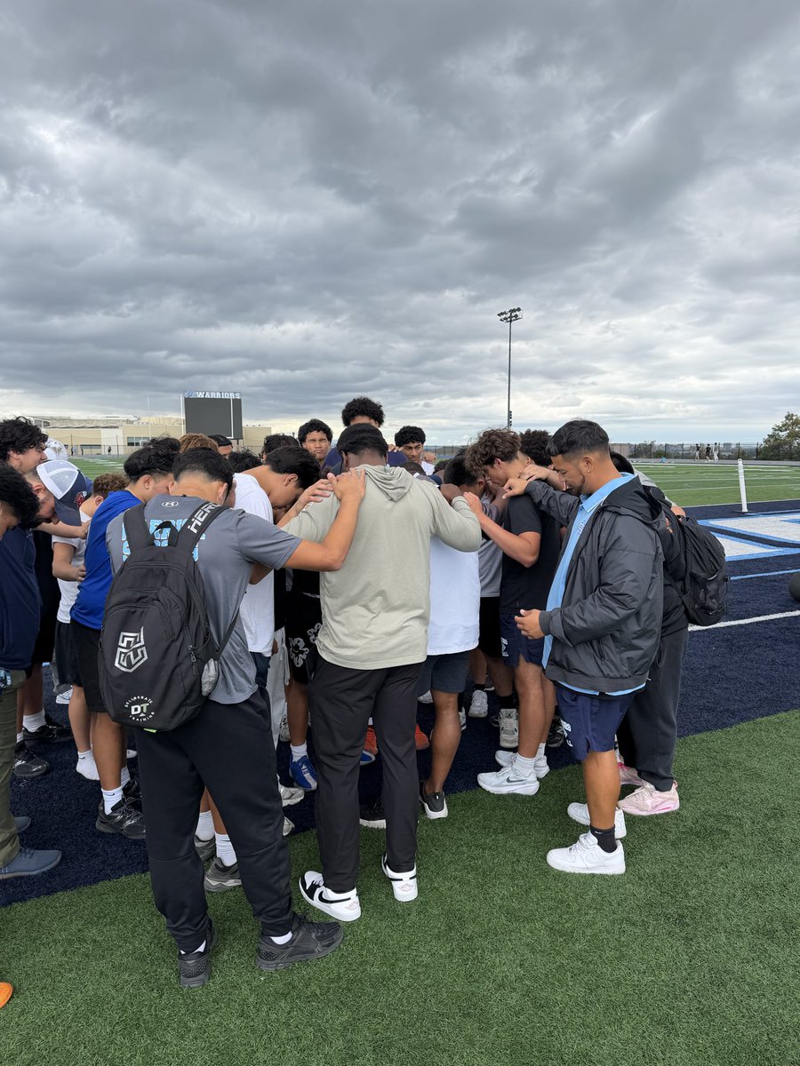 VCHS_FB's tweet photo. Stay humble. Stay hungry.

Great having Patrick Willis out at workouts today, setting the standard and showing what it means to be a pro. #WarriorStrong #TogetherTogetherTogether https://t.co/8PsW7dvERr