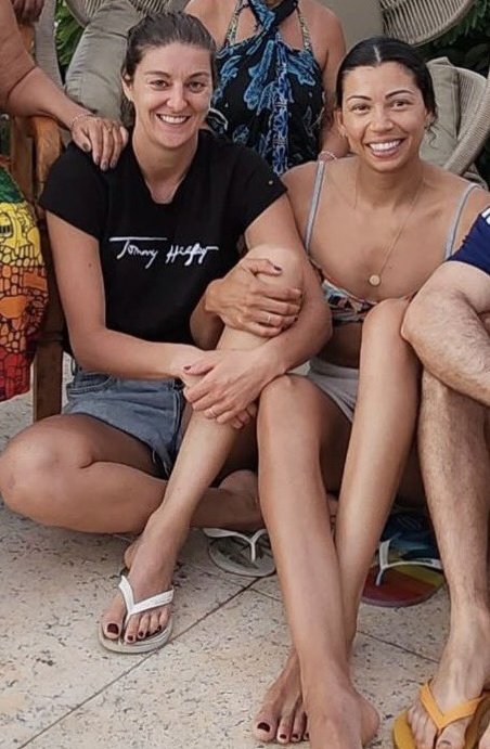 Essa Carolana se desgrudar da mulher dela, das duas uma... ou morre de ataque cardíaco ou morre de amor
