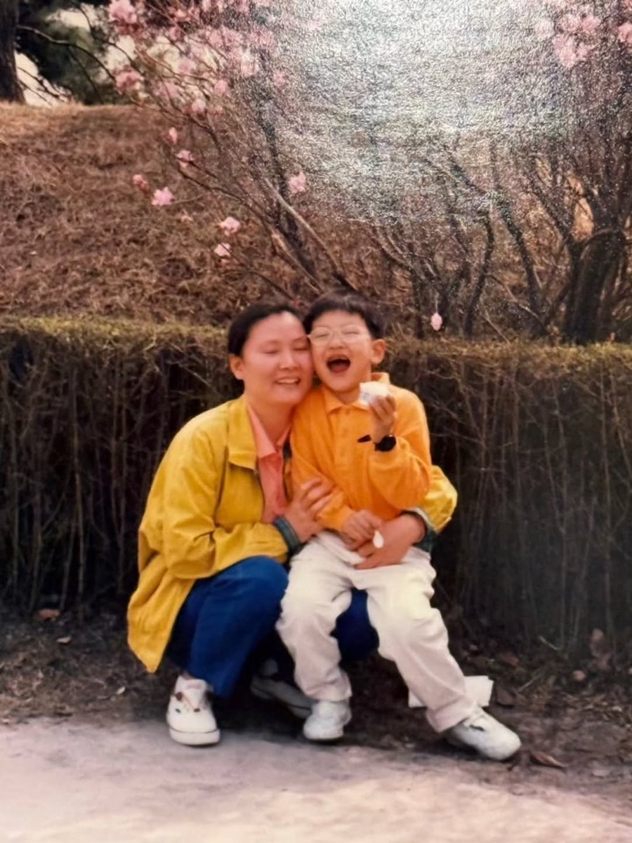 JcwThaiByNaja's tweet image. (05052026)
👶​กรี๊ดดดด ภาพที่พวกเราไม่เคยเห็นมาก่อน เพิ่งจะได้เห็นวันนี้! อุคจ๋าวัยเด็กคือน่ารัก และโตมาอย่างดีจนกลายเป็นคนที่พวกเรารักมากกกกเลย! 🥰💖 

#Repost @jichangwook_archive
...
[📢ภาพเฉพาะกิจ]
⠀
🅲🅷🅸🅻🅳🆁🅴🅽'🆂 🅳🅰🆈
#ภาพถ่ายของจีชางอุค 🐥น่ารัก🐥วัยเด็ก‼️