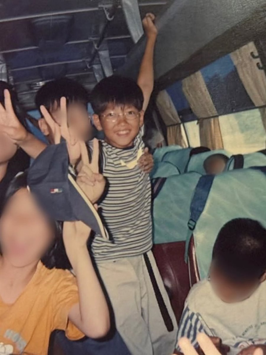JcwThaiByNaja's tweet image. (05052026)
👶​กรี๊ดดดด ภาพที่พวกเราไม่เคยเห็นมาก่อน เพิ่งจะได้เห็นวันนี้! อุคจ๋าวัยเด็กคือน่ารัก และโตมาอย่างดีจนกลายเป็นคนที่พวกเรารักมากกกกเลย! 🥰💖 

#Repost @jichangwook_archive
...
[📢ภาพเฉพาะกิจ]
⠀
🅲🅷🅸🅻🅳🆁🅴🅽'🆂 🅳🅰🆈
#ภาพถ่ายของจีชางอุค 🐥น่ารัก🐥วัยเด็ก‼️