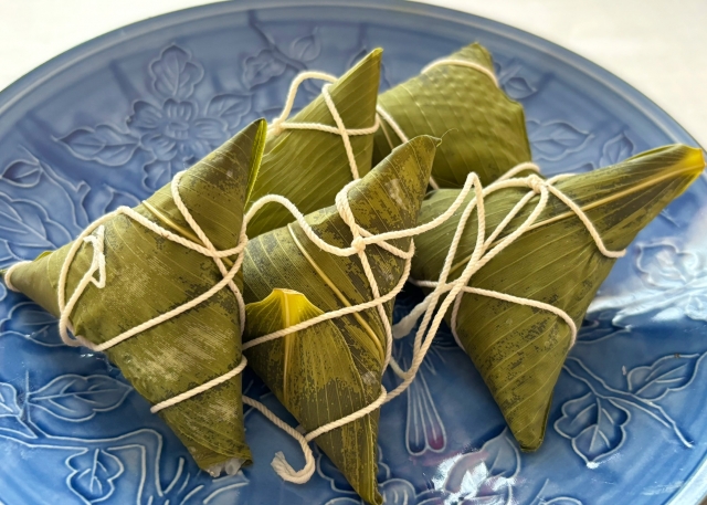 本日5月5日は、国民の祝日「#こどもの日」であり「#端午の節句」🎏
柏餅にちまき、鯉のぼり、菖蒲湯……皆さんはどのようにお過ごしですか？

#信州･#長野県 には、この時期ならではの伝統食が！ 
北安曇や北信地域では、笹の葉でお餅を巻く「#笹巻き」や「#笹餅」が作られます💡