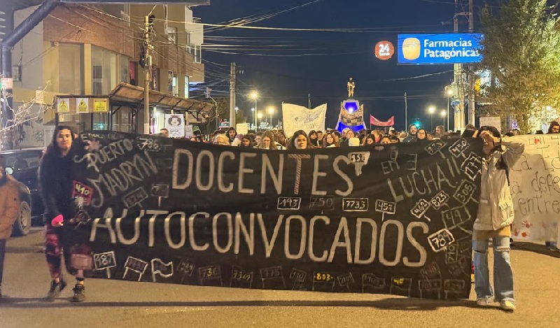 Chubut: Crece la protesta de estatales y docentes  en reclamo de un salario mínimo de $3.000.000 
@NachoTorresCh <a href="/gobiernochubut/">Gobierno del Chubut</a>
<a href="/atechubut/">ATE Chubut</a> <a href="/JornadaChubut/">Jornada Medios</a> @CHUBUT__NEWS
<a href="/rodoaguiar/">Rodolfo Aguiar</a> <a href="/CachorroGodoy/">Hugo Cachorro Godoy</a> <a href="/HugoYasky/">Hugo Yasky</a>
<a href="/cgtoficialok/">CGT</a> <a href="/JorgePinoSola/">Jorge Sola</a> <a href="/JCAlderete_CCC/">Juan Carlos Alderete</a> 
<a href="/FAbelFurlan/">Abel Furlan</a> <a href="/DanielYofra/">Daniel Alberto Yofra</a>