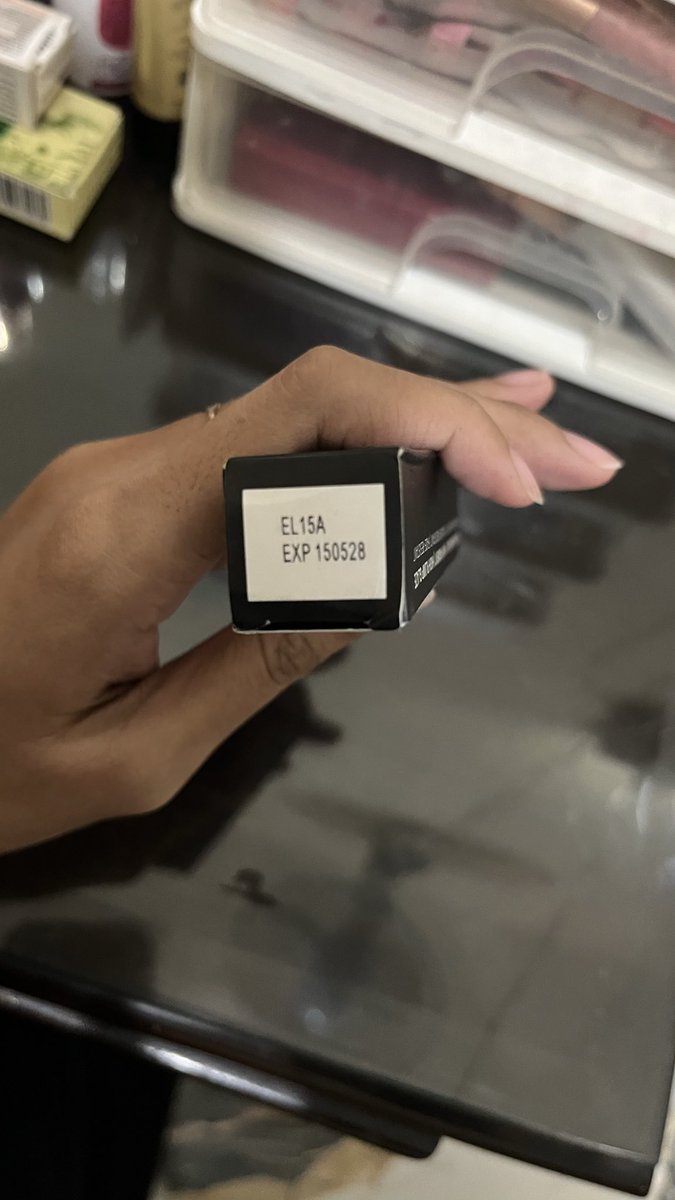 itssyesye's tweet image. PRELOVED MAKEOVER POWERSTAY GLAZED SHADE D12 VINTAGE, sekali swatch aja di tangan karena coba shade. dijual karena gasuka shadenya krn kegelapan. pc for detail
#zonauangㅤ #zonajajan #preloved
