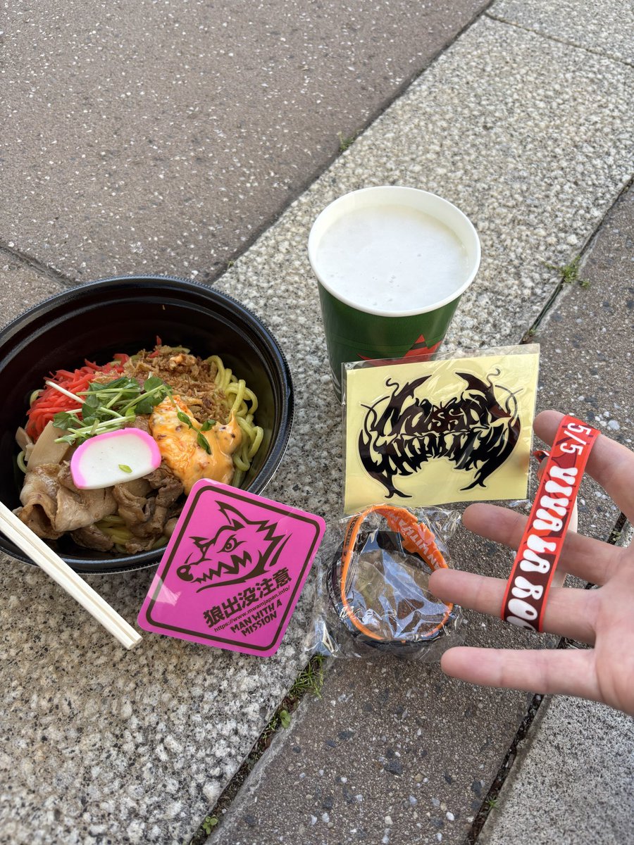 lTakaShinl's tweet photo. 開始前腹ごしらえ&amp;オフィシャルグッズ購入😆
リストバンドはこの後ちゃんと締めました💦
#VIVALAROCK #MANWITHAMISSION https://t.co/Gw17j0nXC8