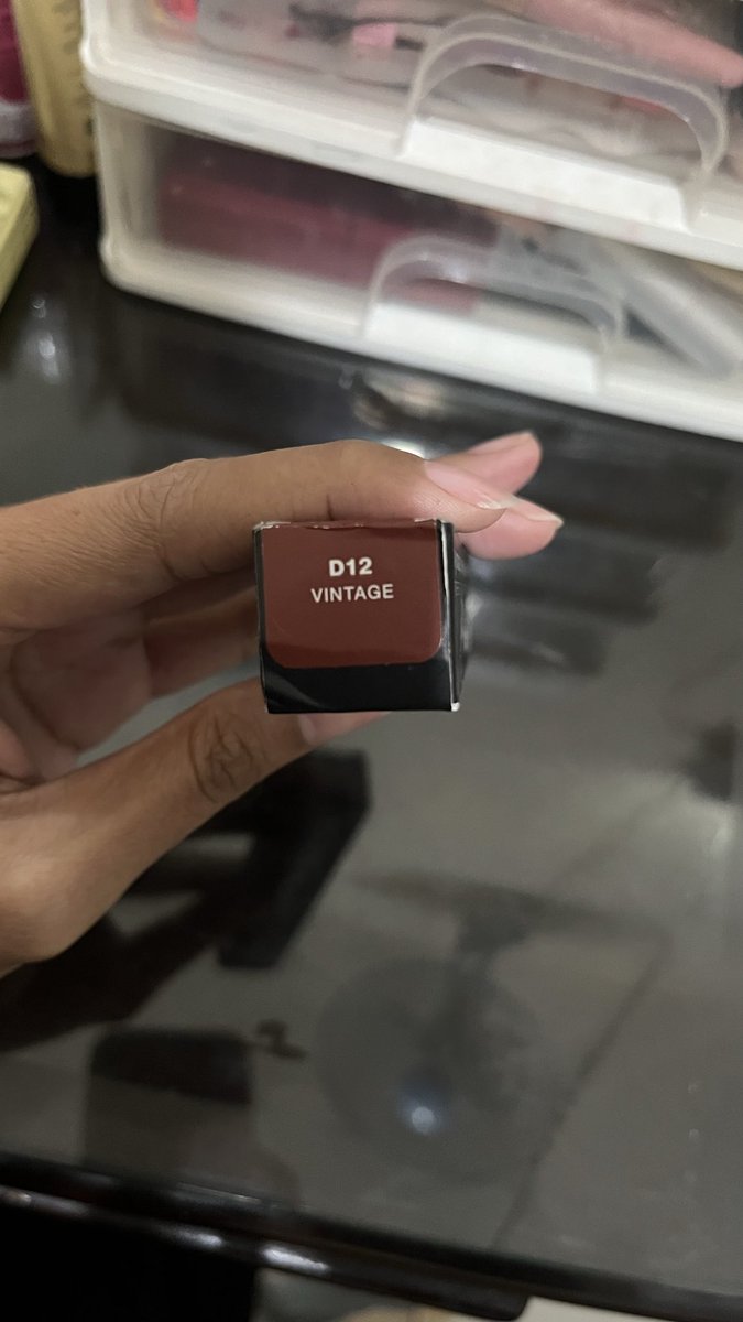 itssyesye's tweet photo. wts makeover powerstay glazed shade d12 vintage. sekali swatch aja di tangan krn coba shade. dijual krn gasuka shadenya kegelapan. pc for detail https://t.co/IofJRwWWfN