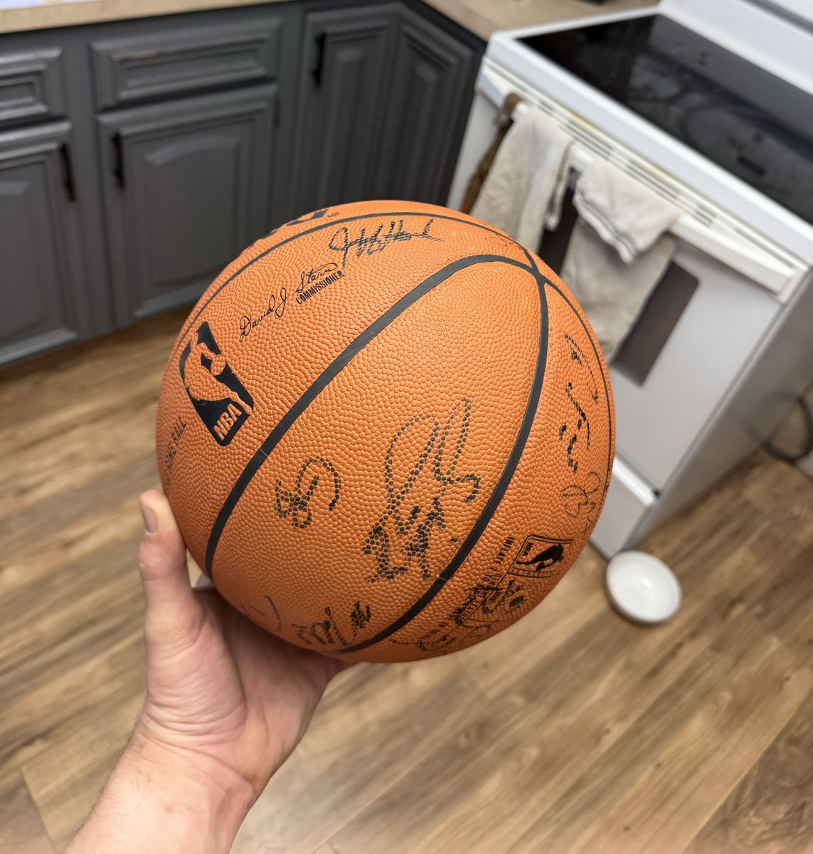 mountainherald1's tweet photo. Hey twitter folks, I could use some help! I have a ball I received as gift that I was told was signed by a jazz team. Possibly from late 90’s early 00’s but not sure. Anyone recognize any of these signatures? @utahjazzhistory  don’t know if you recognize it! https://t.co/YQrF11FoJC