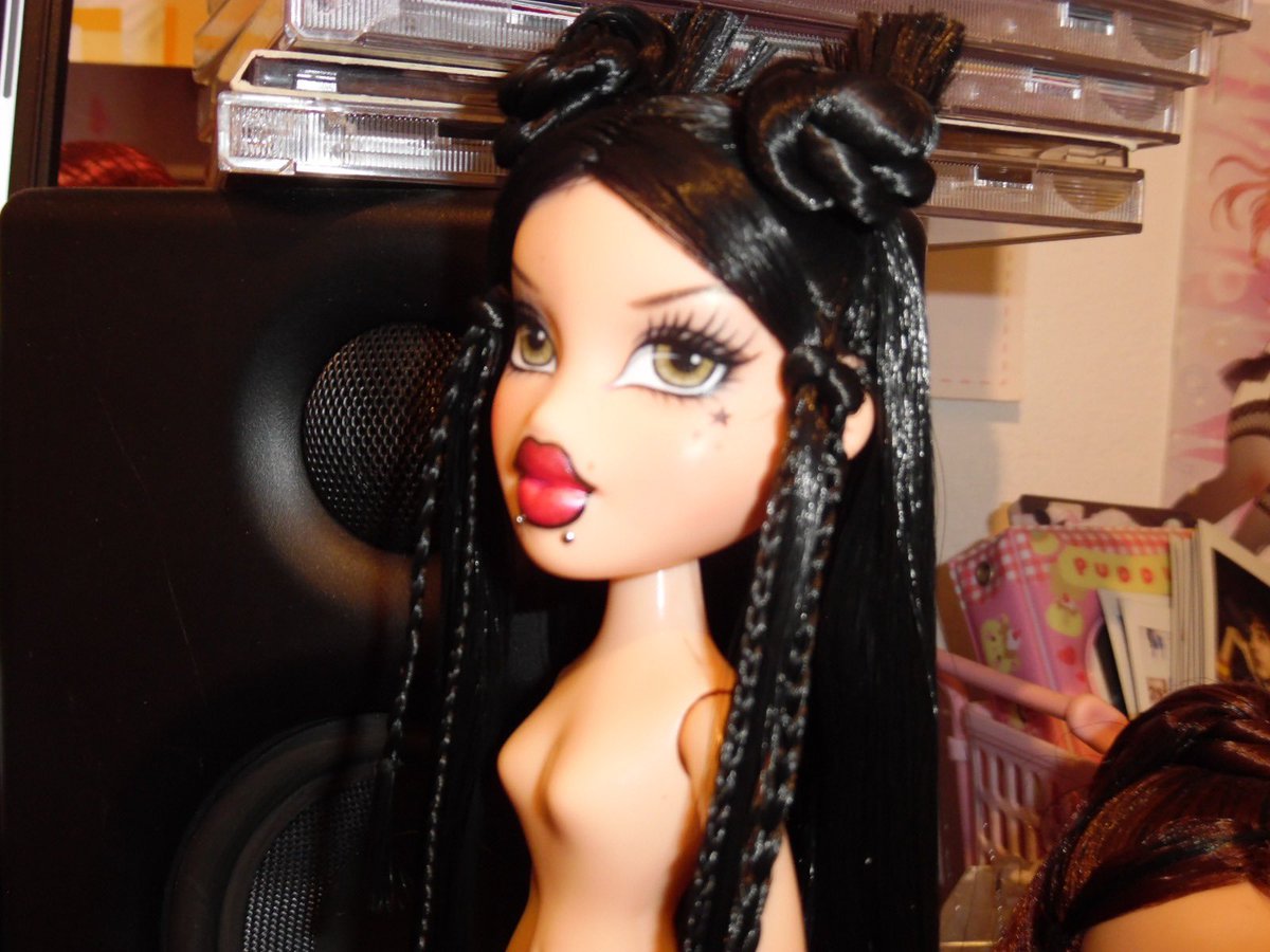 aerithisabellaa's tweet photo. I think bratz dolls and i are in good terms again :3 #healingstoday https://t.co/WbBe7qsMhl