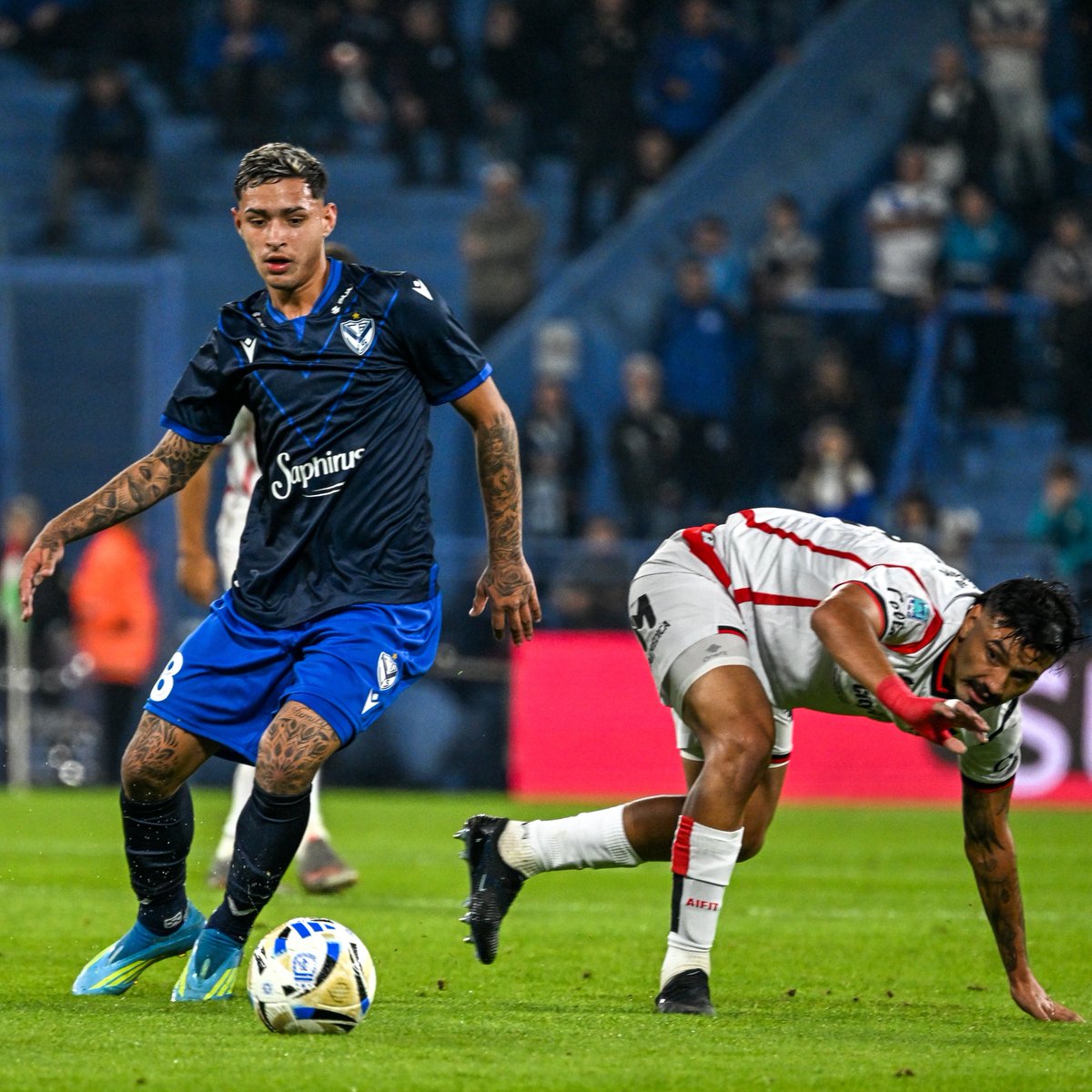 🧒 Simón Escobar se convirtió en el 3° debutante más joven en la historia de #Vélez:

1️⃣ Gianluca Prestianni: 16 años, 3 meses y 23 días.
2️⃣ Alex Verón: 16 años, 9 meses y 14 días.
3️⃣ Simón Escobar: 16 años, 9 meses y 15 días. 🌟
4️⃣ Álvaro Montoro: 16 años, 10 meses y 1 día.
5⃣