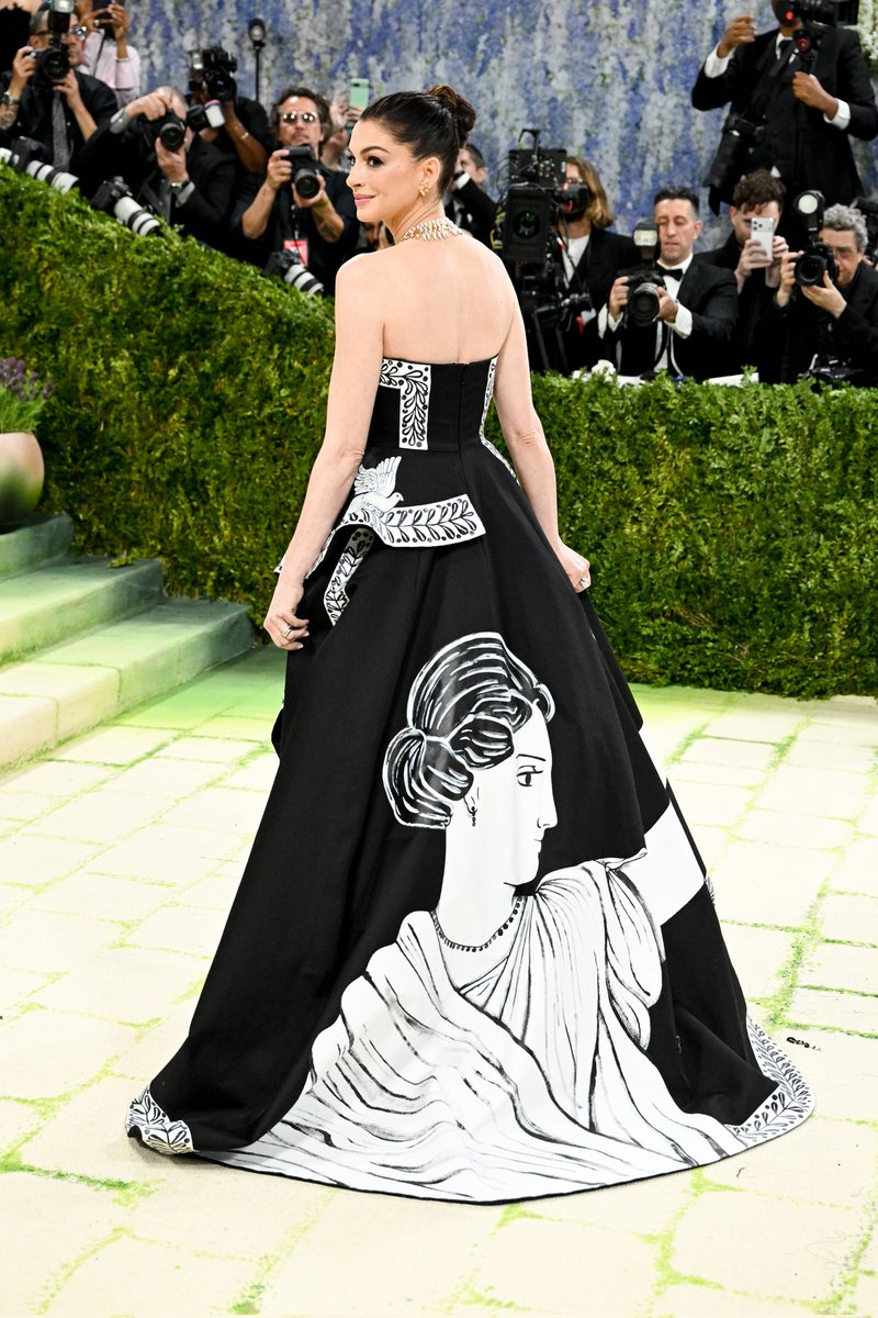 HabisNontonFilm's tweet photo. 43-years-old Anne Hathaway at #MetGala. Gorgeous! 😯 https://t.co/Lh9OztcjLF
