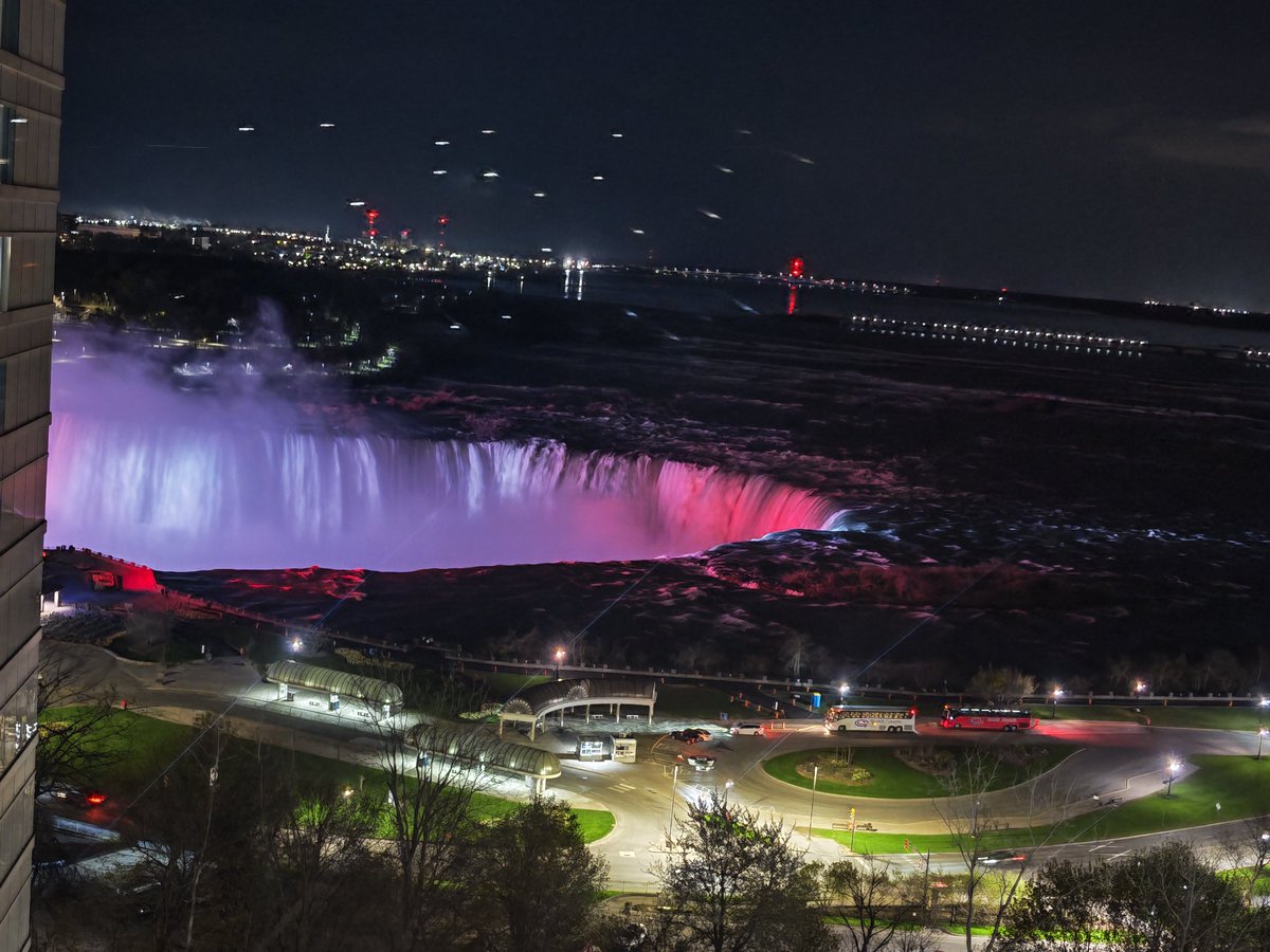 tetuan22s's tweet image. I'm not having an ordinary May Bank Holiday Monday #Niagara and the @AmericanIdol on TV. What to watch???