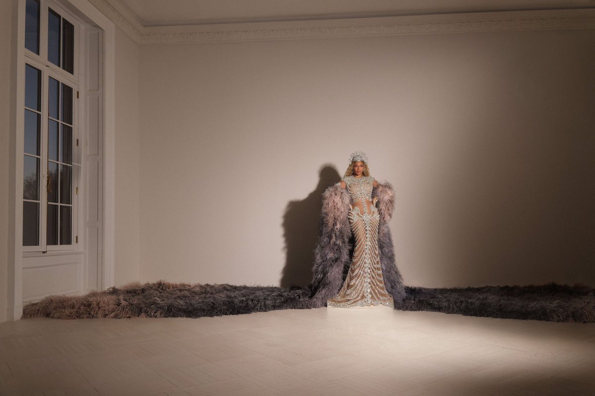 BeyGlory's tweet photo. MEIO QUE ASSIM, BEYONCÉ ?? #metgala https://t.co/6yYkn3oZjf