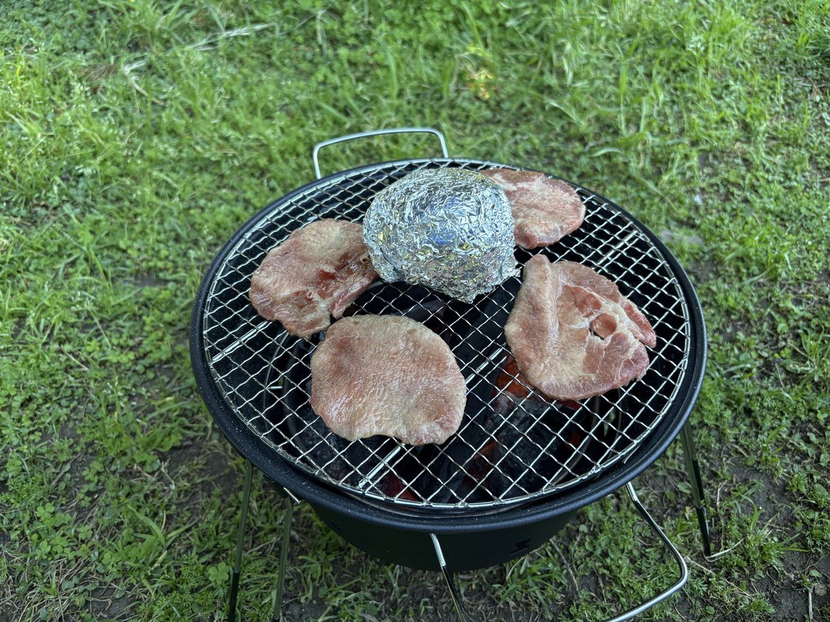 XSR900RED's tweet photo. 肉焼いてる https://t.co/ZpAYfHZUjU