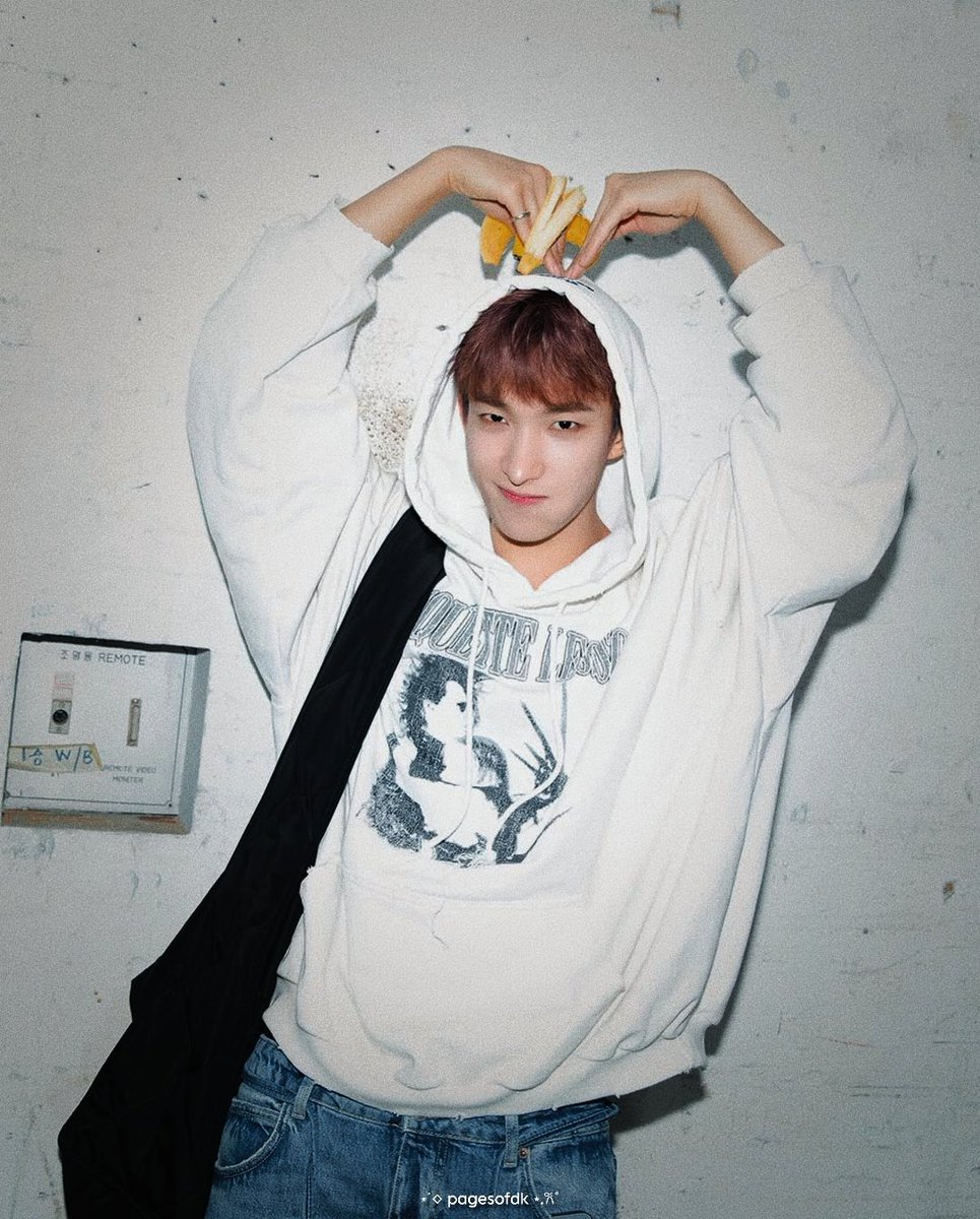 pagesofdk's tweet photo. mimi with his favourite banana 🍌 https://t.co/eOvqmBNz7s