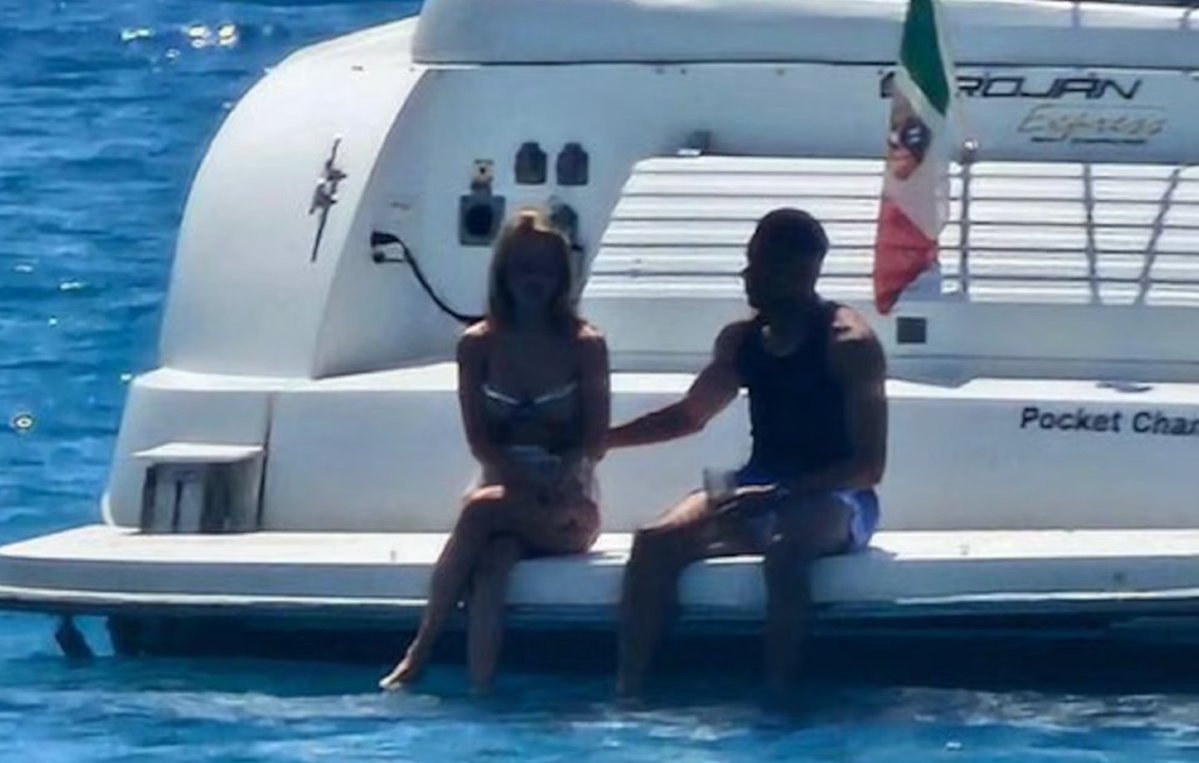 Expedientes_ec's tweet image. 🇪🇸 #España CRITICADO MBAPPÉ | 👉 expedientes.ec/malestar-en-el…
Kylian Mbappé genera críticas en el Real Madrid por sus viajes a Italia durante su proceso de recuperación. La directiva cuestiona su exposición pública ante la cercanía del Mundial. #RealMadrid #Mbappé #EsterExpósito