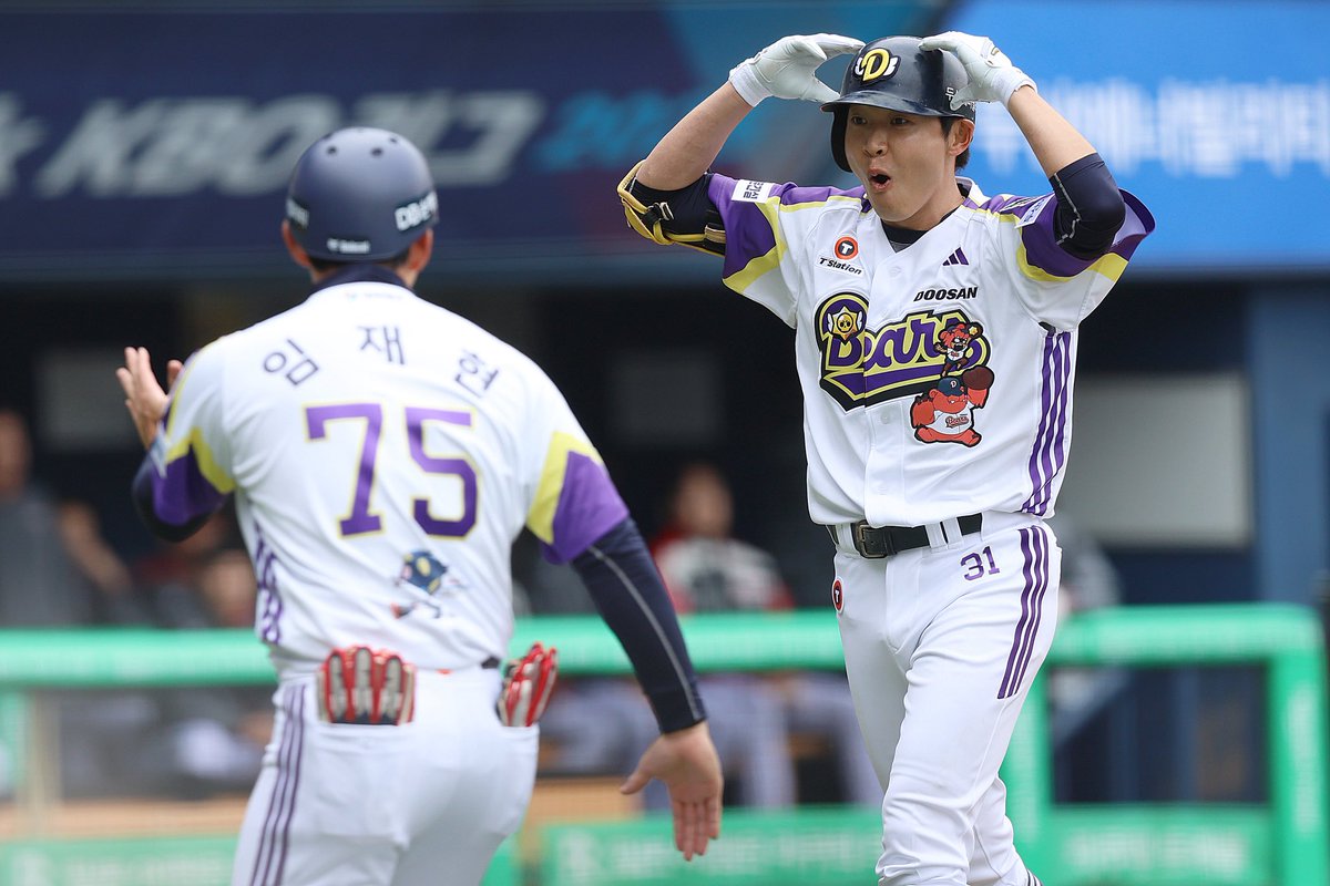 DrewLockz's tweet photo. Early KBO tonight https://t.co/sxKqHcc4VB