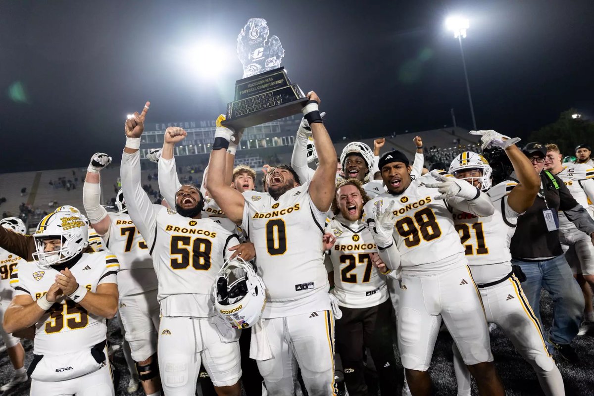 OrvilleBlohm's tweet photo. After a great visit with @pawlakjoe I am very excited to say I have received an 🅾️ffer from @WMU_Football ‼️‼️‼️
@OrryHellenbrand @MJ_NFLDraft @OLMafia @AllenTrieu @adamgorney @FootballWla @PrepRedzoneWI @EDGYTIM https://t.co/dEr2RrmmI9