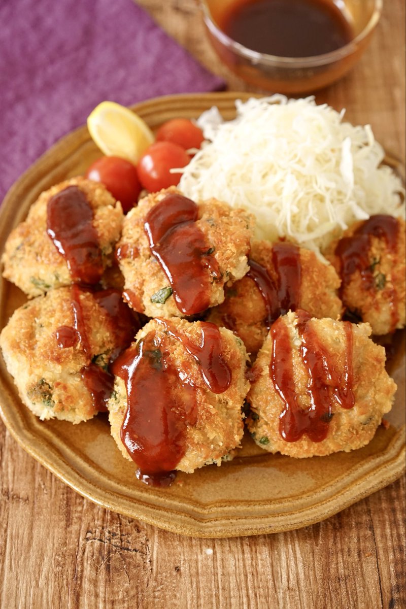 rina_kitchen's tweet photo. フライパンひとつでズルいほど簡単！豚こまが特売の日に作る【大葉とんかつ】
ザクザク衣に大葉の爽やかさが最高。
豚こまにちぎった大葉、下味と衣をぜんぶ揉み込んで、あとはパン粉をつけるだけ。
包丁いらず＆洗い物も最小限、油は大さじ3だけのラクうまレシピ。沢山作ってお弁当にも。助かります。 https://t.co/V7IKHIycKG