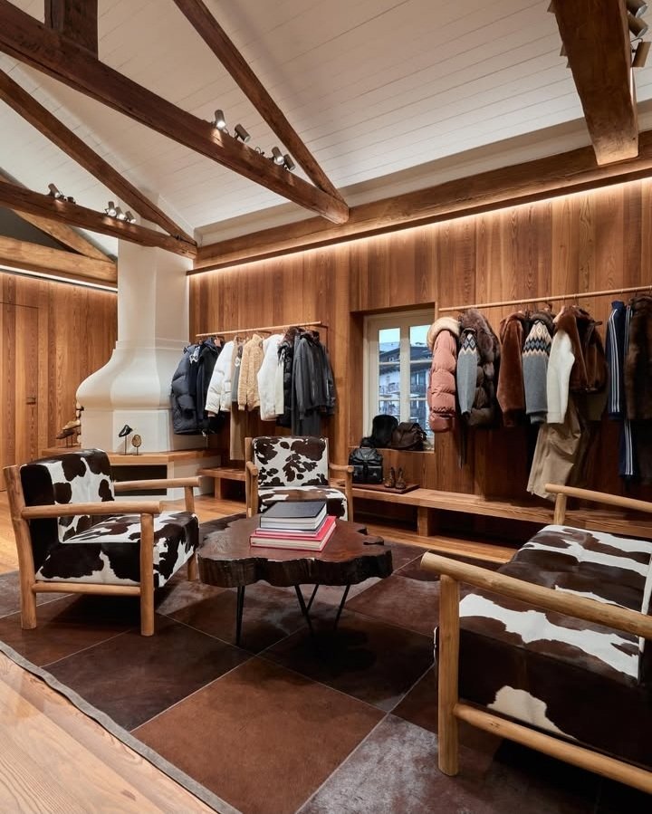 _Othman_Najib's tweet image. Prada opens its first boutique in the heart of Cortina.

+ Spanning three levels and 200 square meters, the space brings together natural larch wood, walnut, stone, and velvet, materials in dialogue with the surrounding alpine landscape.

@PRADA #PradaStore #Cortina #Italy