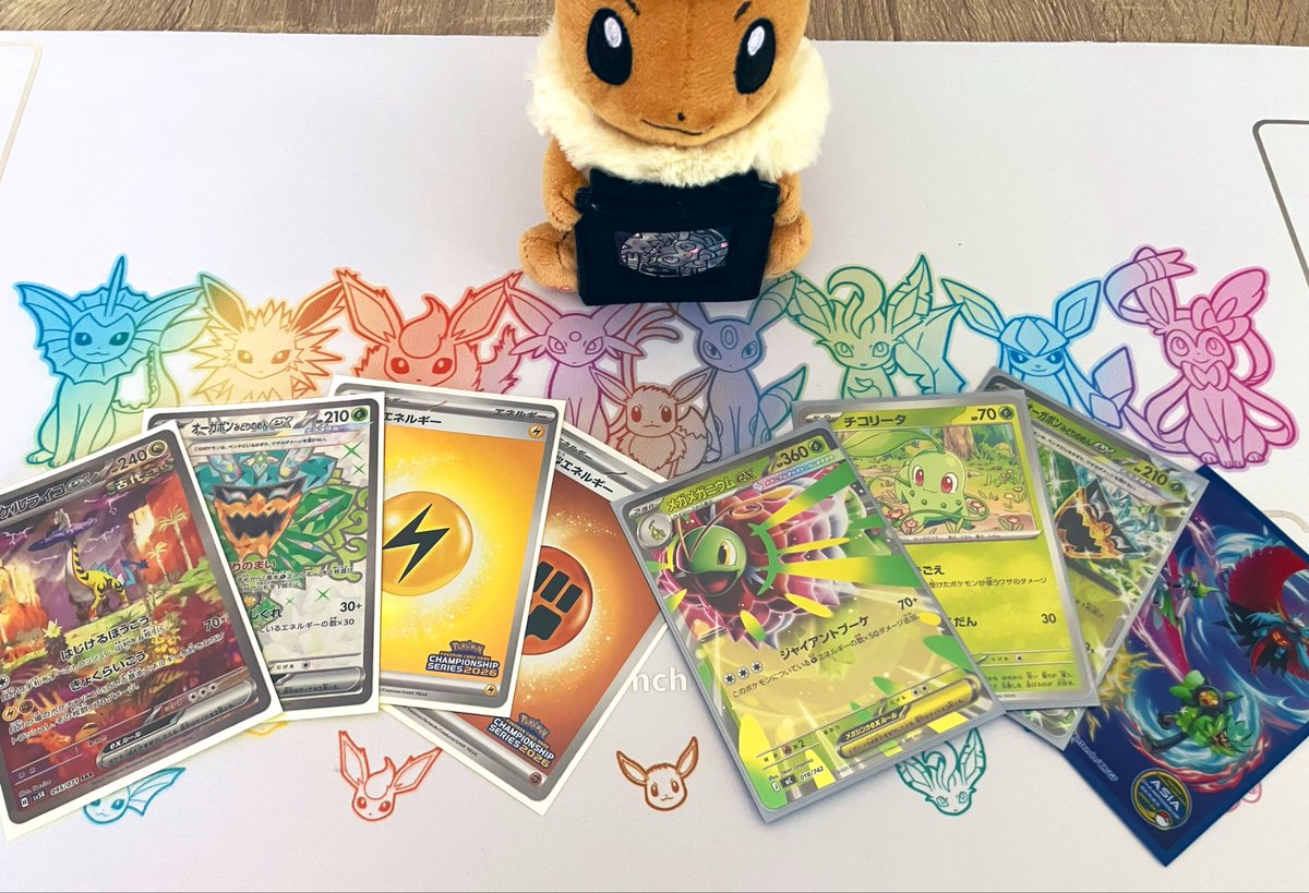 pokepokemonmon2's tweet photo. CLであおすけくんから譲ってもらった雷エネルギー、一緒に戦ってもらいました⚡️
アカマツで真っ先に選びました笑

けんしんはしのみぽ夫婦からプレゼントしてもらったぽにおスリーブで挑みました☺️

夫婦共々とても力をもらったよ！
ほんとありがとう✨

@aosuke_poke 
@shino_wanpachi 
@porinn0606 https://t.co/1xVXkb2PXu