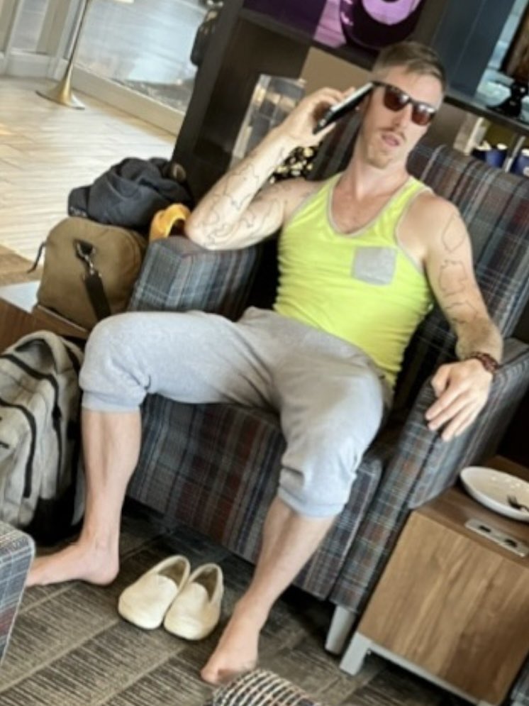 GeoLenk's tweet photo. @RadioFreeTom 
I know there’s more important stuff going on right now, but I’ve always wanted to ask you for a ruling. This is in an airport lounge a couple of years ago.

1. Shut off at the bar.
2. Kicked out of business class.
3. Put immediately on a no-fly list. https://t.co/i4En14bets