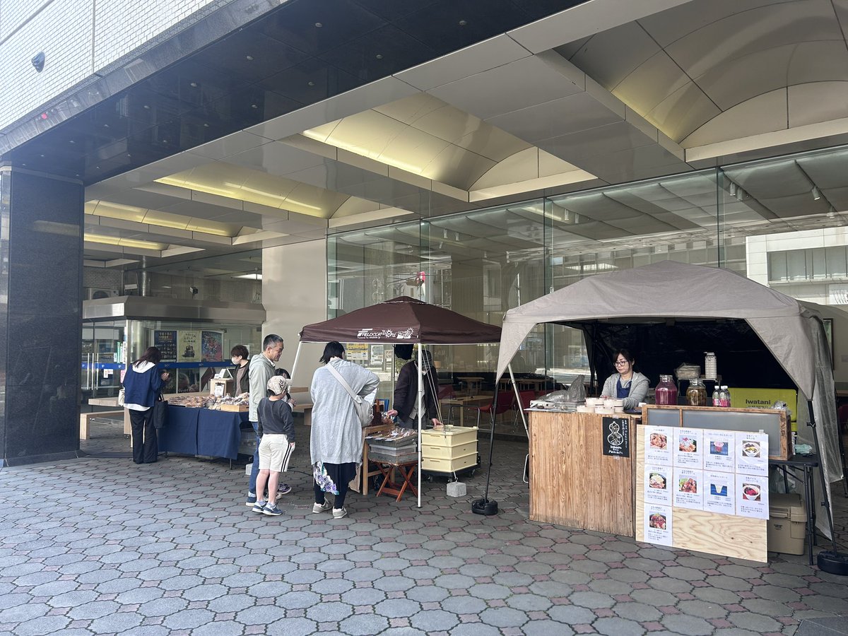 morineko_cafe's tweet photo. 本日カワトクさん前にニコワゴン出現〜！！
貴重な機会ですのでぜひお立ち寄りください☺️

出店はSUEKIさん、かおり菓子店さん、カラコマです🍪🍱🥪✨✨ https://t.co/ruidacRDxS