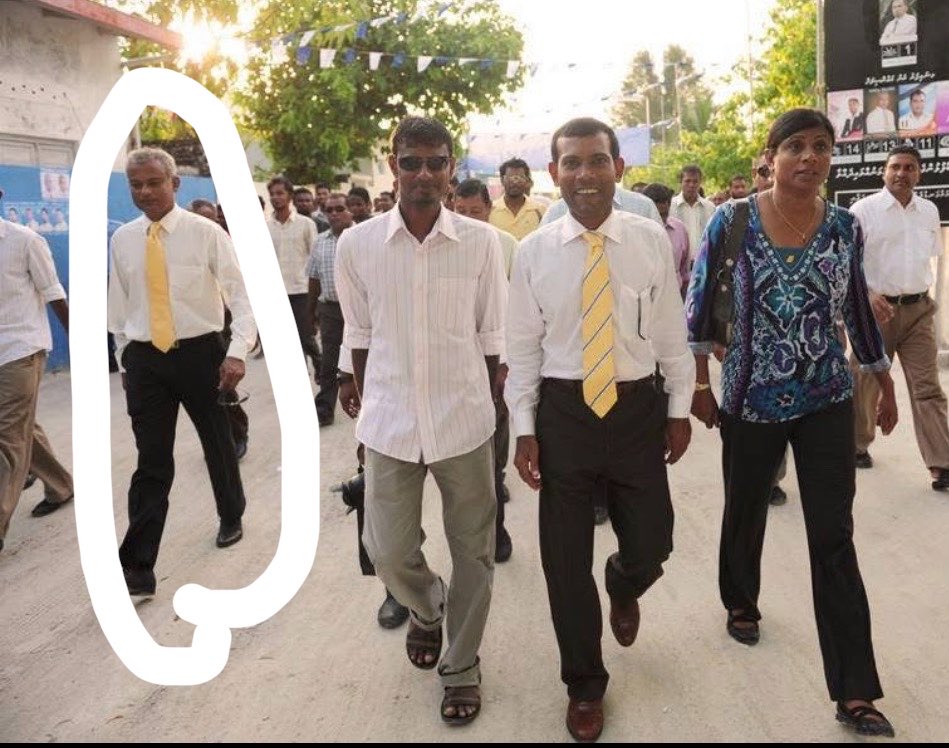 Thaaibibi's tweet photo. @thayyib @MohamedNasheed @anehdhivehiraje @ibusolih Hinnavaru Iburaahim ge magaaam
Raees kamah wes aadhewunee @MohamedNasheed magufahi koh dhineeema. Ais kaandhin athuga elhee dhaiy. Choaru Iburey https://t.co/msCIkb4aMA