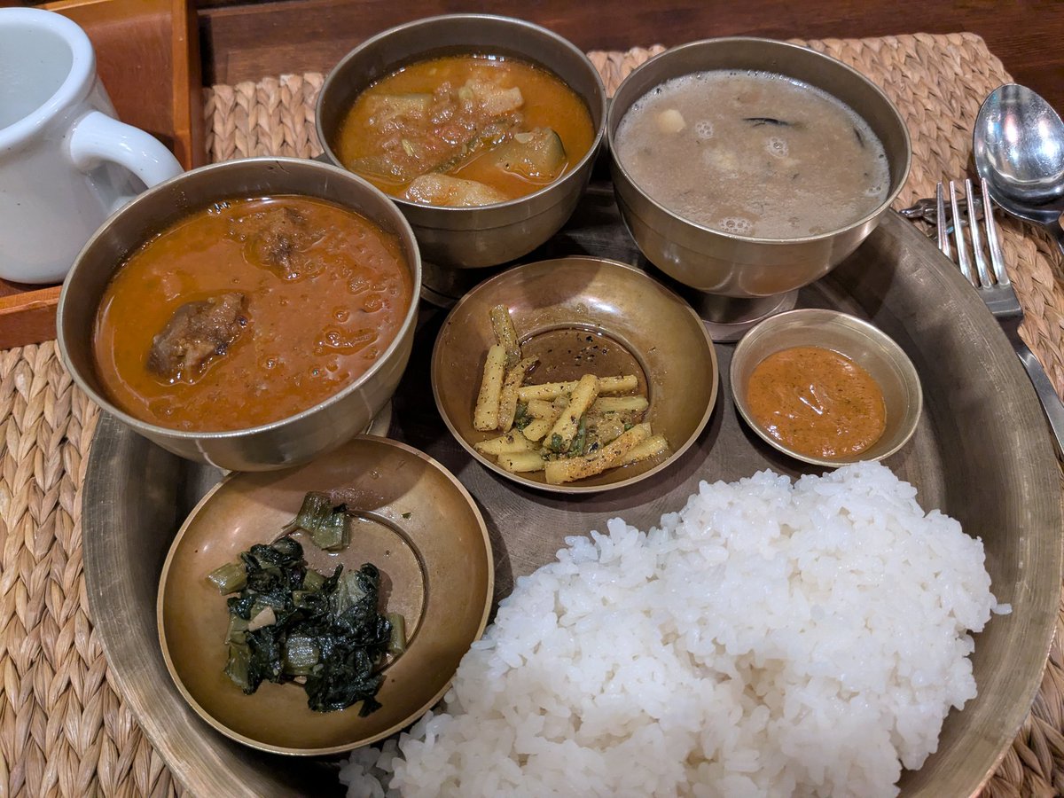mengziQ's tweet photo. 西小山のバルピパルでダルバート2種辛口🌶🇳🇵
この日はラムのカレーと大根となんかの野菜カレー(忘れた)とダルカレー(デフォルト)だった😋辛口でもそんなに辛すぎない。
チャツネの具材が聞き取れなかったけどやたら美味しかった
また行きたいな https://t.co/frO9xCiC8a