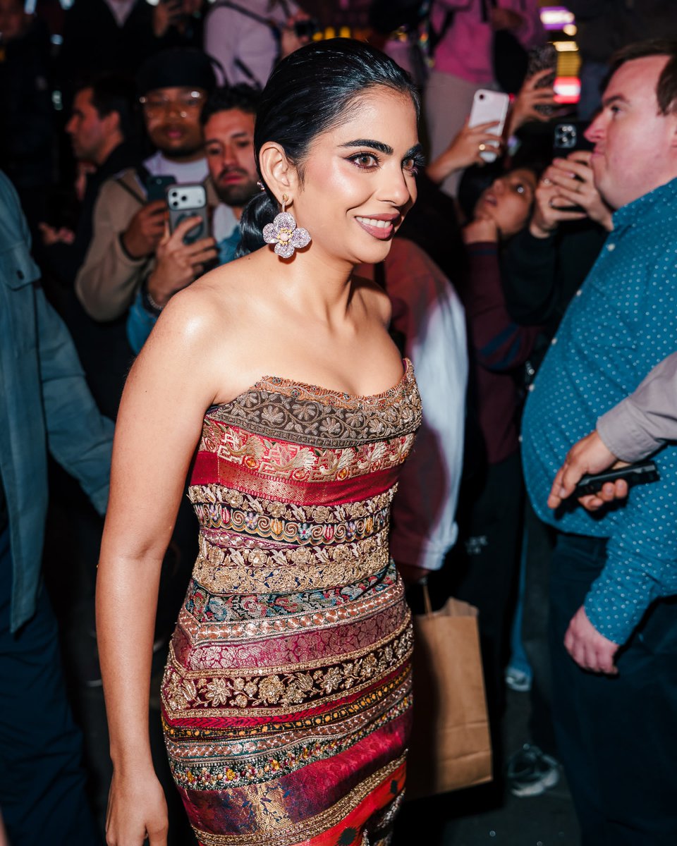 Ishaambanipage's tweet photo. At the Met Gala, I felt like it was a powerful way to represent India on the global stage. When identity speaks more than style, the impact is different. 🇮🇳✨
#MetGala #IndianCulture #Fashion https://t.co/TtxE6ntSlm