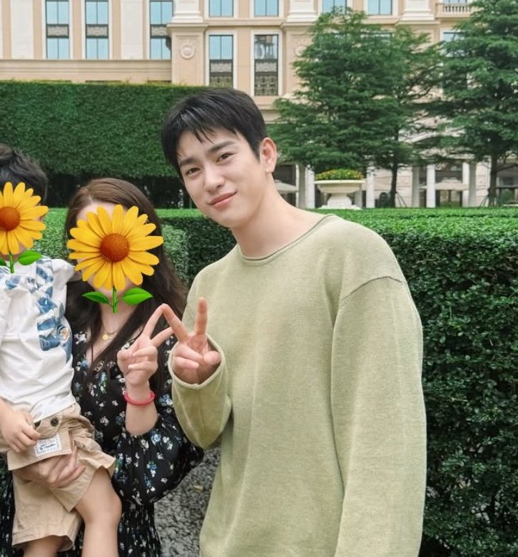 ที่จะบอกคือ จินยองหล่อขึ้นอีกแล้ว🥰✨🍑
จากที่หล่อมากอยู่แล้ว ยังหล่อขึ้นได้อีก งงมาก ออร่าพุ่งสุดๆ เดินบนถนนคือสะดุดตาแน่นอน ต่อให้ไม่รู้จักก็รู้ว่าคนนี้ดาราอะ🫠✨