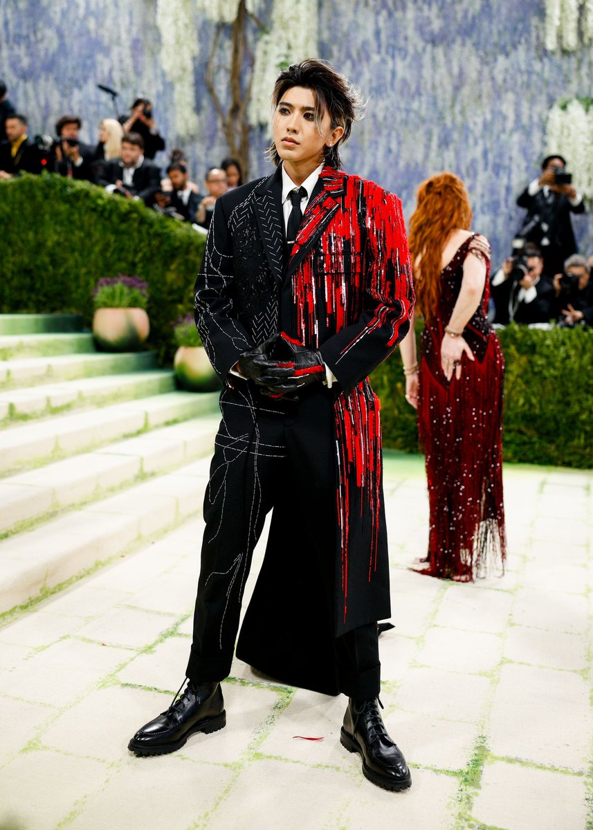 khaliliv_'s tweet photo. eles levaram toda a grandiosidade dos red carpets chineses pro met gala https://t.co/QQ5ZtuC4W0