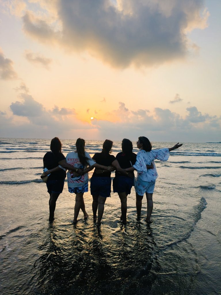 suchitamalakar's tweet image. Friends make life beautiful. 
#Friends
