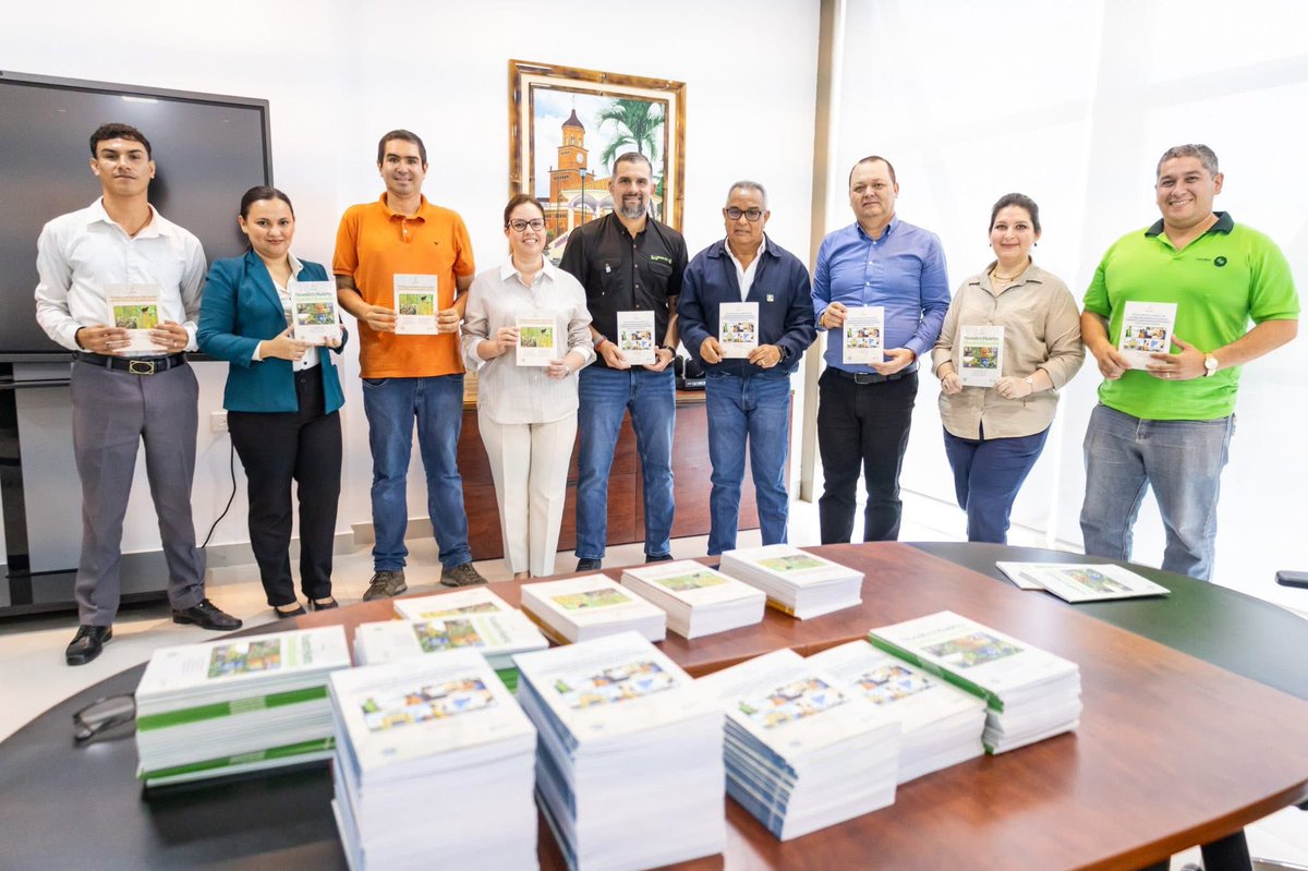 CGI_ESPAMMFL's tweet photo. 🌱 La ESPAM MFL impulsa la transferencia de conocimiento con manuales técnicos dirigidos a sectores clave. Esta acción fortalece la vinculación con la sociedad y promueve soluciones prácticas para el desarrollo productivo y sostenible del territorio manabita.
#AcademiaYSociedad https://t.co/Jfnk5BNHCW