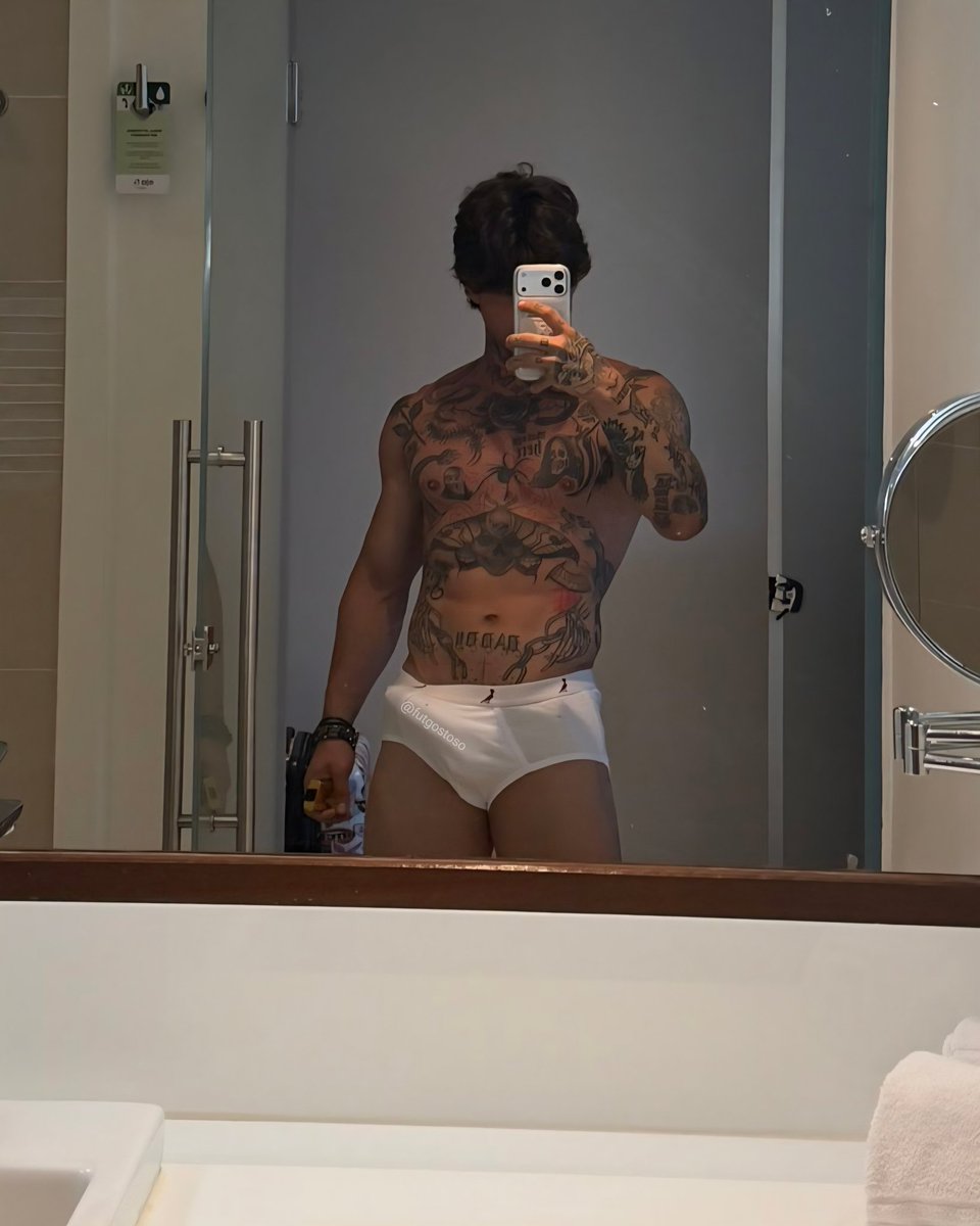 futgostoso's tweet photo. vocês preferem preto ou branco? https://t.co/oJadIb5jSM