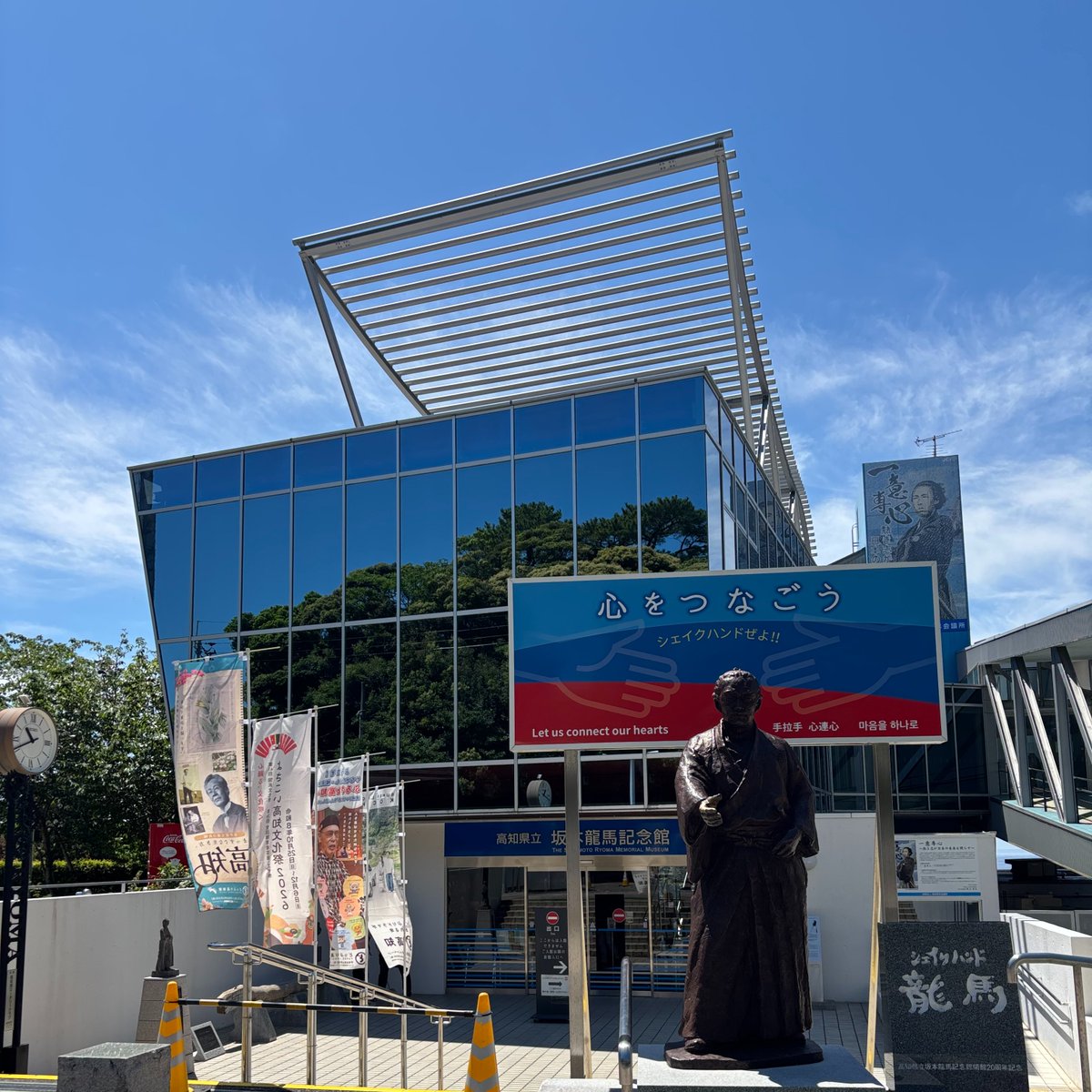 朝からたくさんの方がシェイクハンド龍馬像に会いに来てくれています