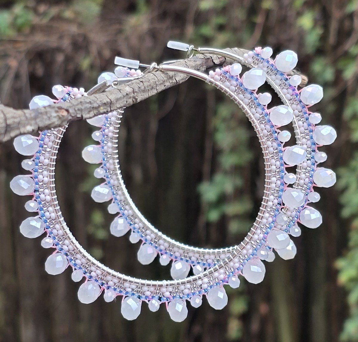 beauxbeautyblog's tweet image. "Happy Accident" beaded hoop earrings, available in my Et$y shop @ tidd.ly/6414bf00 w/ FREE US shipping! Qagaasakuq- thank you for looking! ❄️ #AlaskaNative #FirstNations #NativeMade
