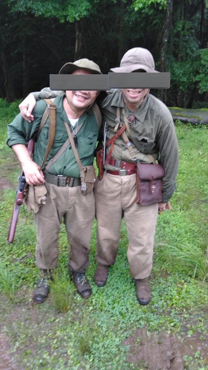 とはいえ75年時点でも古い軍服を着ている兵隊は沢山いました。つまり北ベトナム軍の軍服は緑かカーキか、という話の答えは「規定上は緑。ただし色々な要因でカーキの服もある」が最終的な結論です。年代を考えずに装備をやるにあたって、服の細かい色味はあんまり気にせんでもエエのです。